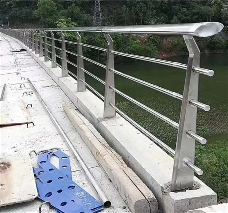 河堤专业买球网工程护栏管.png
